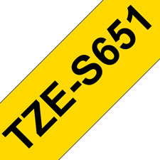 Fita laminada super adesiva. Texto preto sobre fundo amarelo. Largura: 24 mm. Comprimento: 8 m - Brother TZe-S651